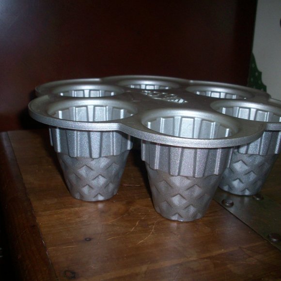 NORDIC WARE ICE CREAM CONE CUPCAKE PAN 4.5 CUPS / 1 LITER / 6 cupcakes - Picture 2 of 6